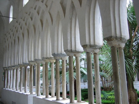 Amalfi, cloitre du paradis, colonnes